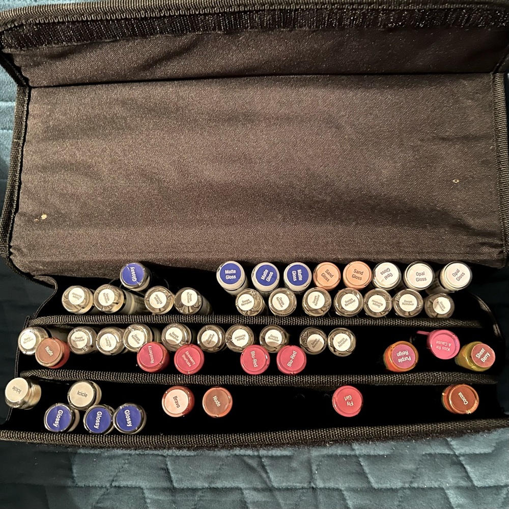 LipSense smearproof lip gloss. Carrying case included.